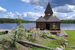 kappeli-omenapuut-kukassa